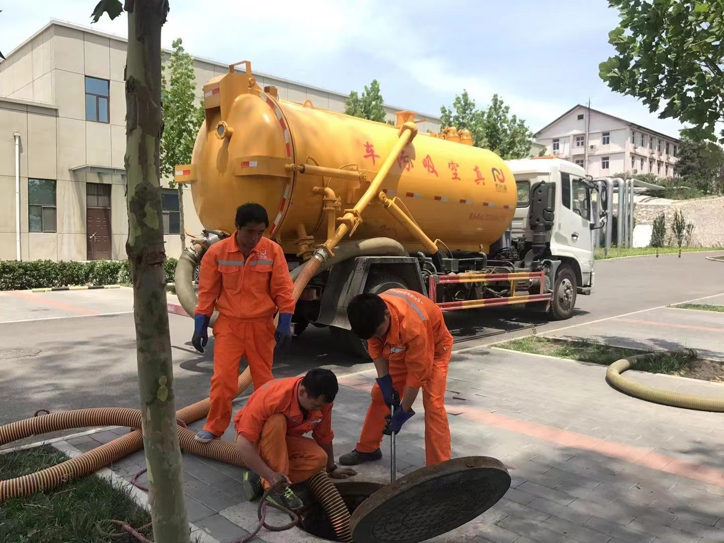 英州镇管道疏通车停在窨井附近