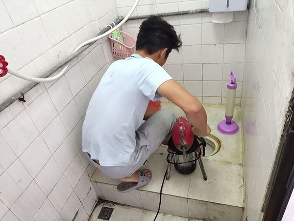英州镇管道堵塞冒臭气 专业师傅现场解决问题