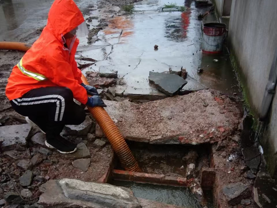 英州镇专业清理污水池 炜誉市政以规范流程守护城市 “肠道”