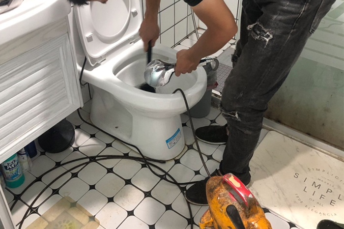 英州镇马桶堵塞自己疏通还是找师傅？专业上门服务让你省时更省心