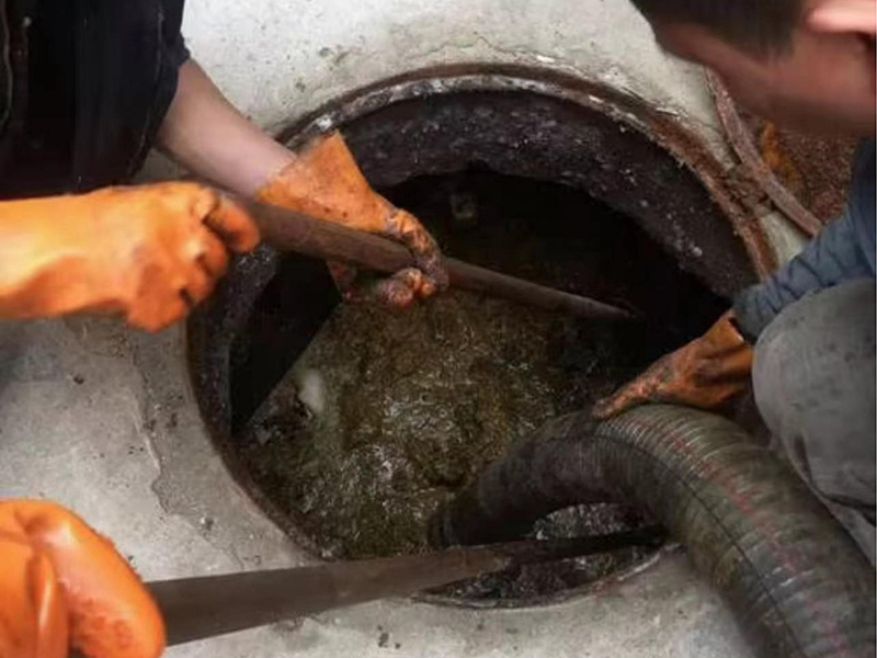 英州镇清理化粪池时如何避免沼气的危害？